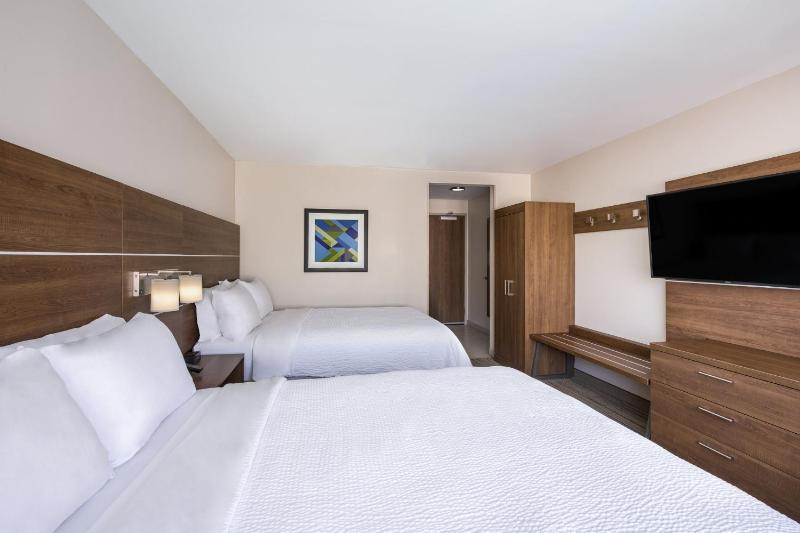 Standard Room with Two Queen Beds image 2