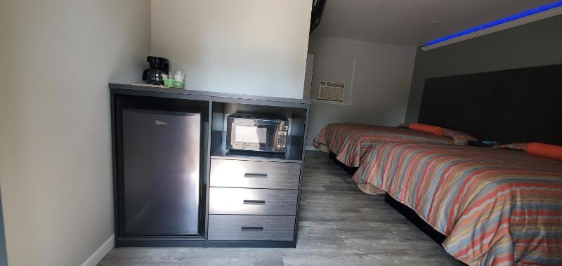 Standard Room with Two Double Beds - Smoking image 3