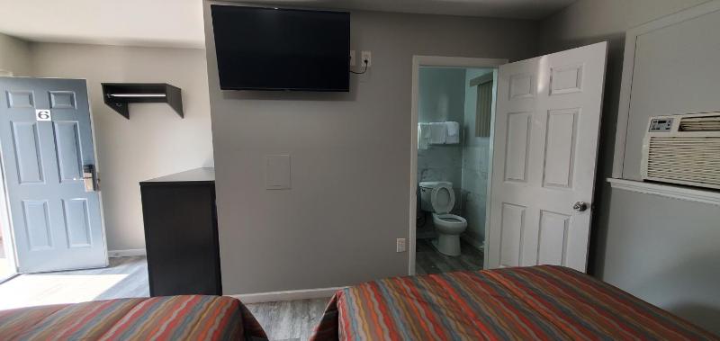 Standard Room with Two Double Beds - Smoking image 4