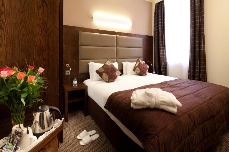 Small Double Room image 4