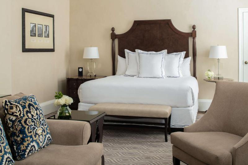 Superior King Room image 3