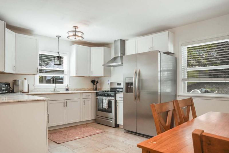 Charming 4-Bed Home with Modern Touches & Porch - image 18
