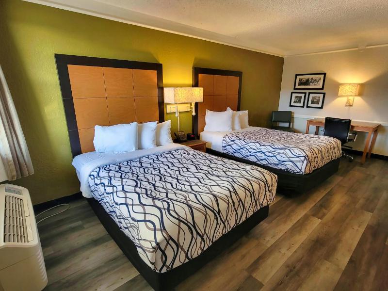 Double Room with Two Double Beds and Bath Tub - Mobility/Hearing Accessible - Non-Smoking image 3