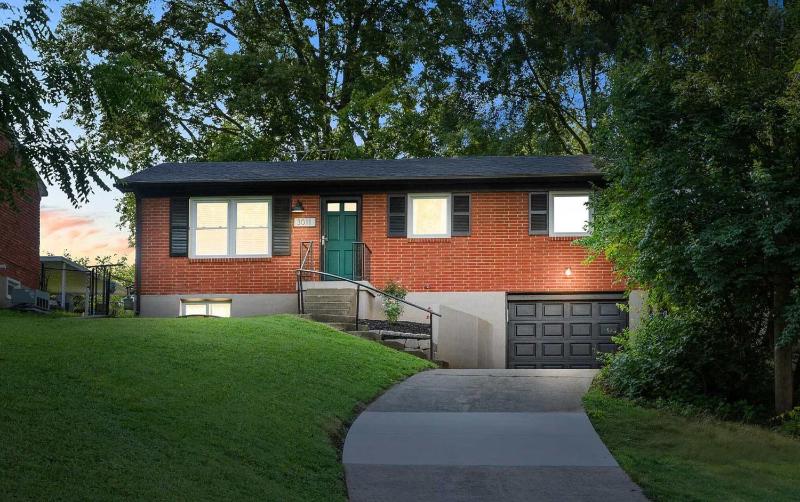 Charming 4-Bed Home with Modern Touches & Porch - image 20