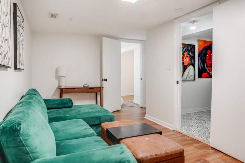Charming 4-Bed Home with Modern Touches & Porch - image 21
