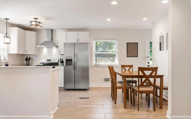 Charming 4-Bed Home with Modern Touches & Porch - image 38