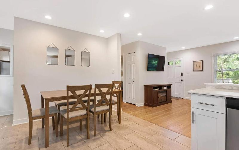 Charming 4-Bed Home with Modern Touches & Porch - image 26