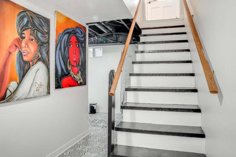 Charming 4-Bed Home with Modern Touches & Porch - image 23