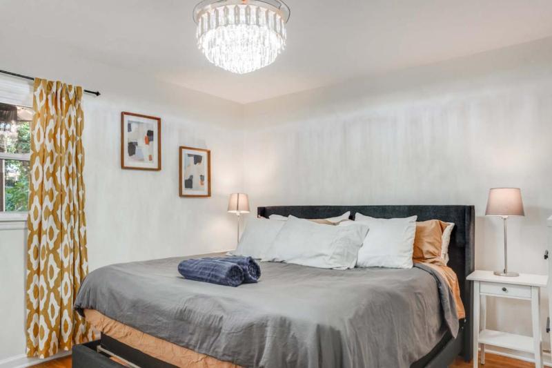 Charming 4-Bed Home with Modern Touches & Porch - image 16