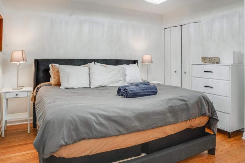 Charming 4-Bed Home with Modern Touches & Porch - image 6