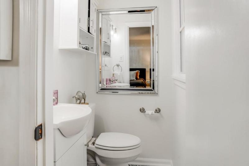 Charming 4-Bed Home with Modern Touches & Porch - image 15