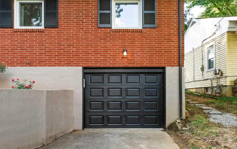 Charming 4-Bed Home with Modern Touches & Porch - image 4