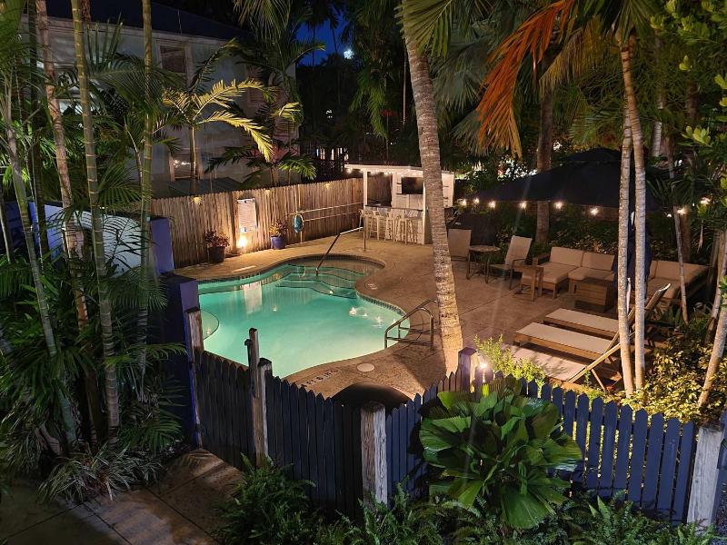 Four Suites on Duval Street w parking and pool - image 10