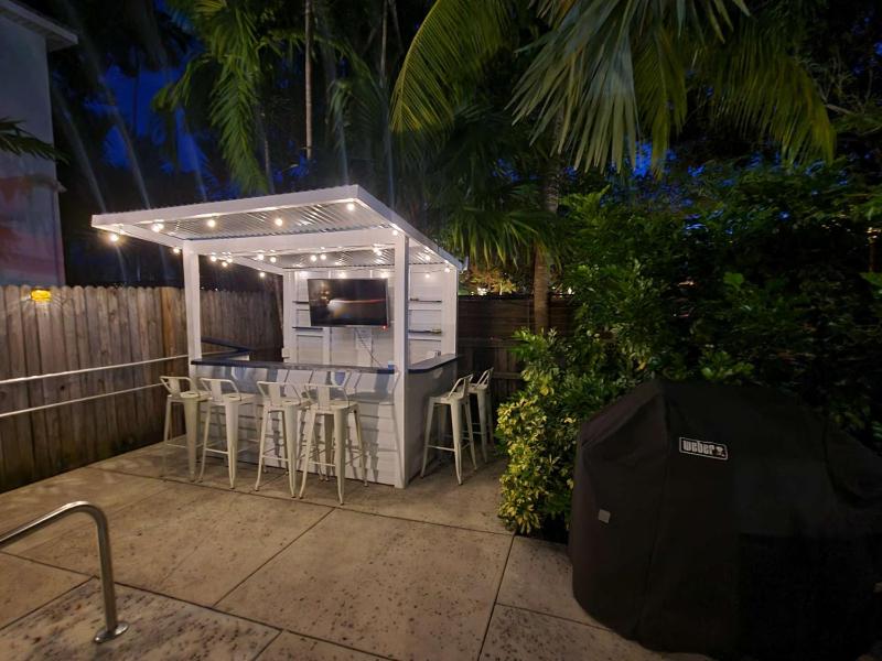 Four Suites on Duval Street w parking and pool - image 12