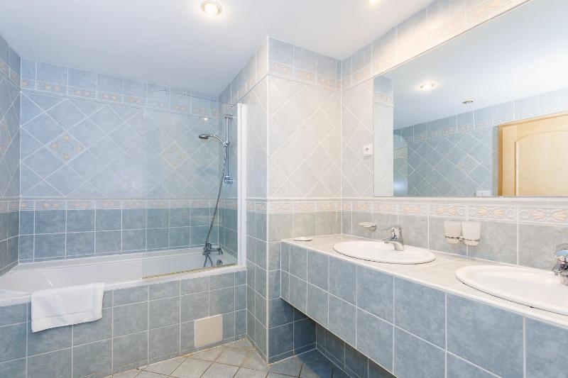 Deluxe Double Room image 2