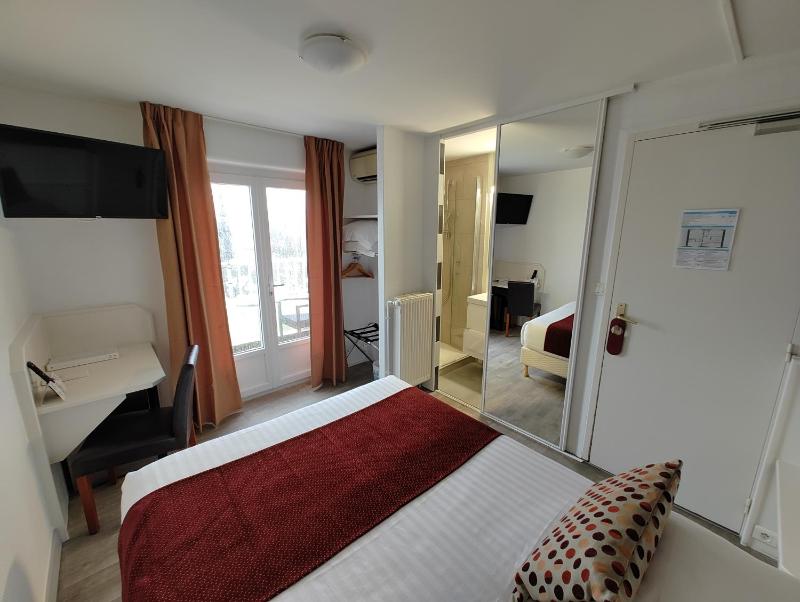 Logis Hôtel Les Bleuets - image 14
