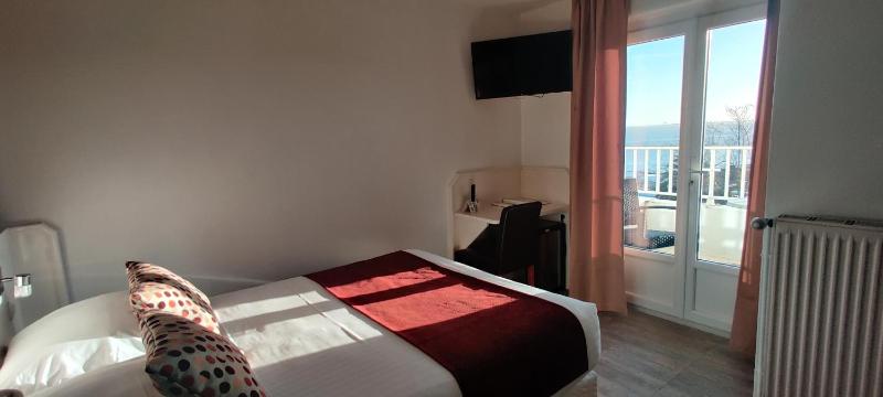 Small Double Room image 3