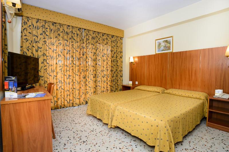 Twin Room image 3