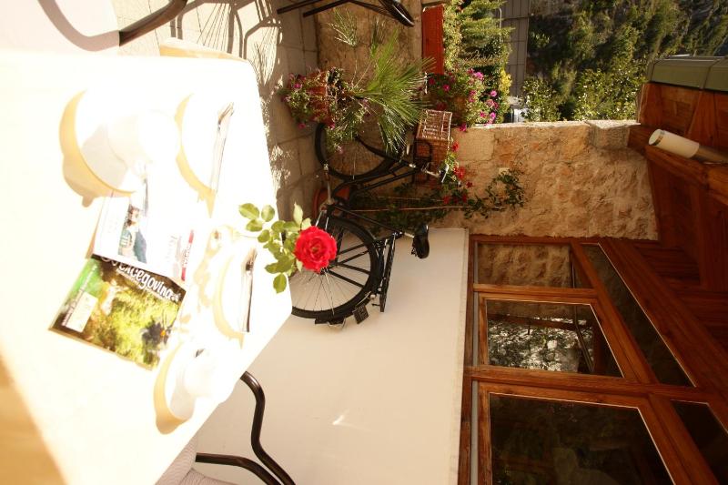 Quadruple Room with Balcony image 3