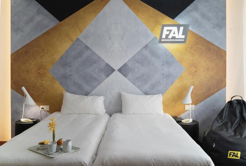 Standard Twin Room image 3