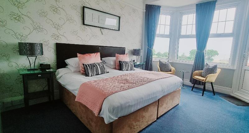 Superior Double or Twin Room with Sea View image 3