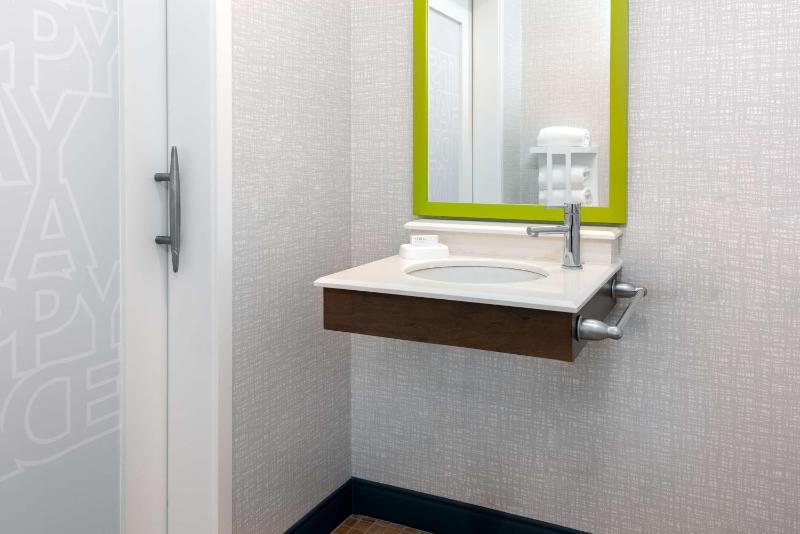 Queen Room with Two Queen Beds - Mobility Access/Non-Smoking image 2