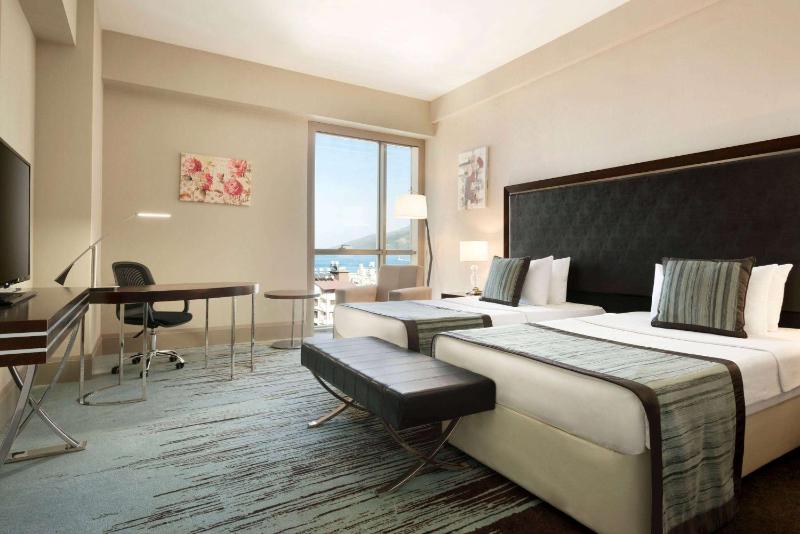 Deluxe Twin Room with Sea View image 3