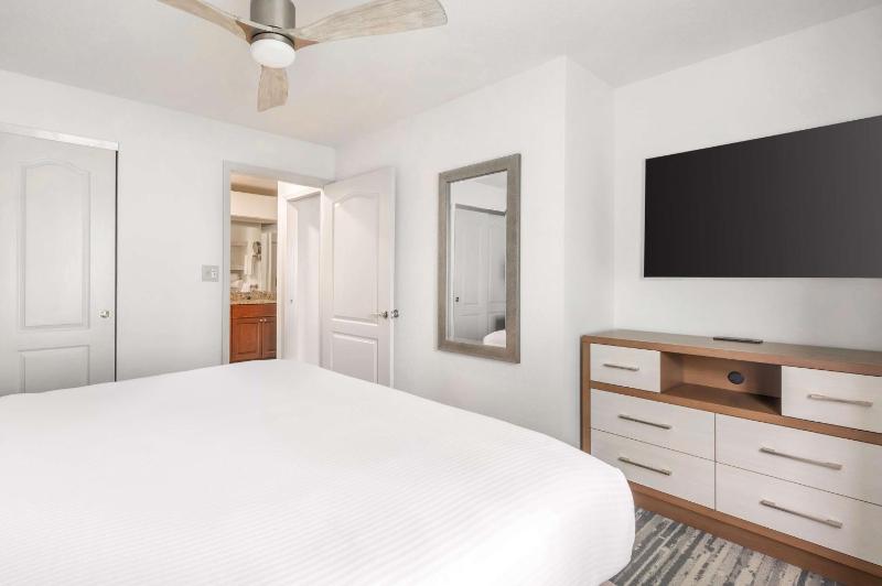 One-Bedroom King Suite with Balcony image 4