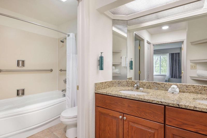 One-Bedroom King Suite with Balcony image 2