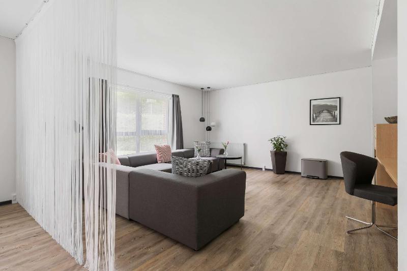 Family Room with One Queen Bed and Two Single Beds image 4
