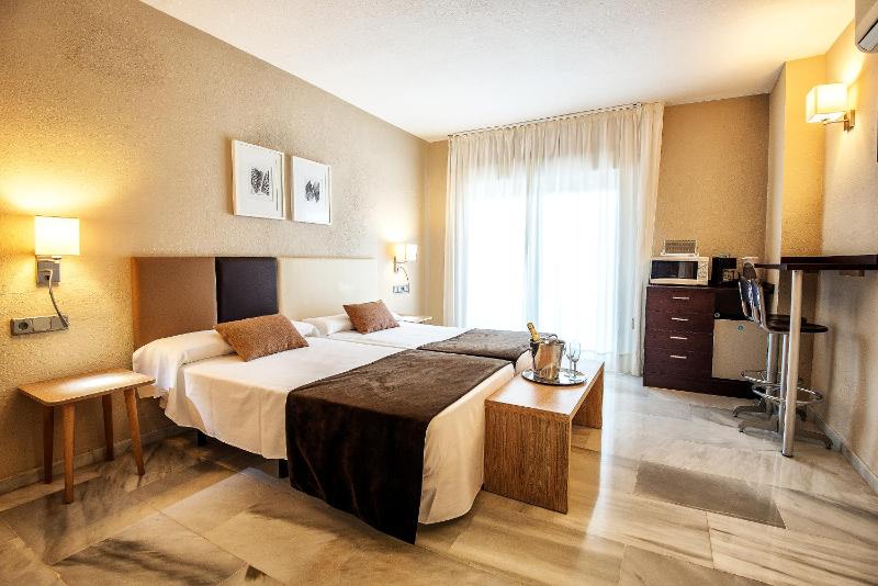 Superior Twin Room with Sea View image 1