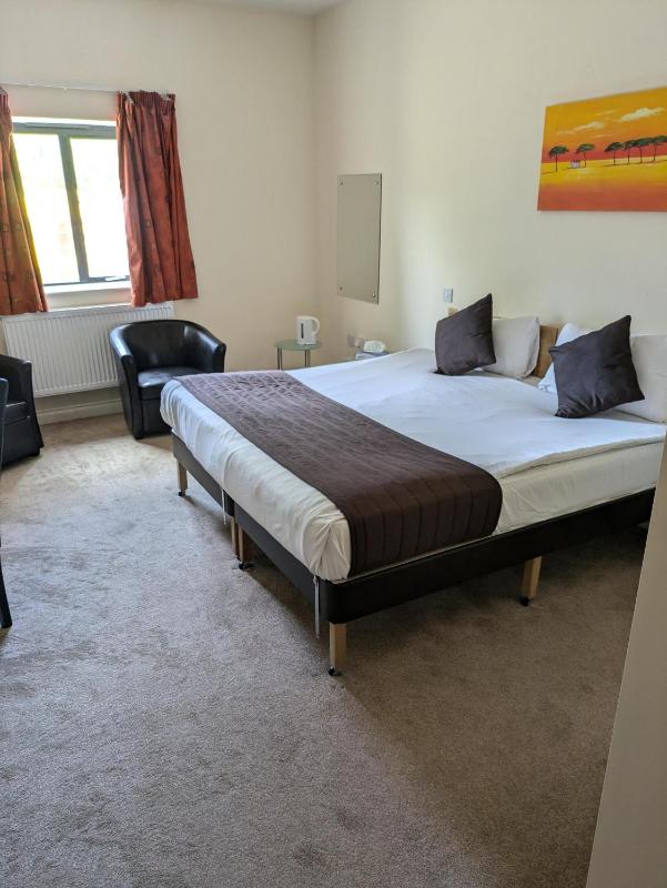 Standard Twin Room image 4