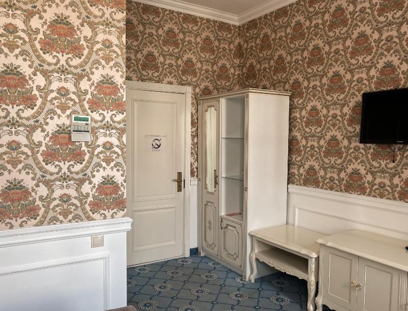 Standard Double or Twin Room image 3