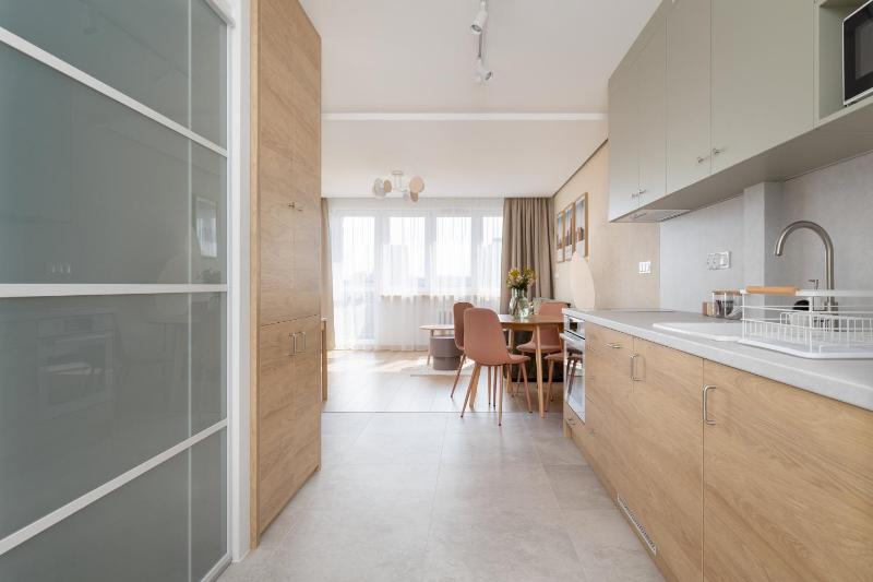 Apartament w Centrum Katowic z klimatyzacją by Noclegi Renters - image 2