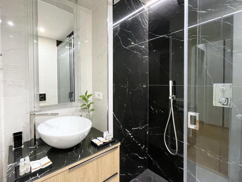 Jacuzzi Luxury Apartment in the Town Centre - image 12