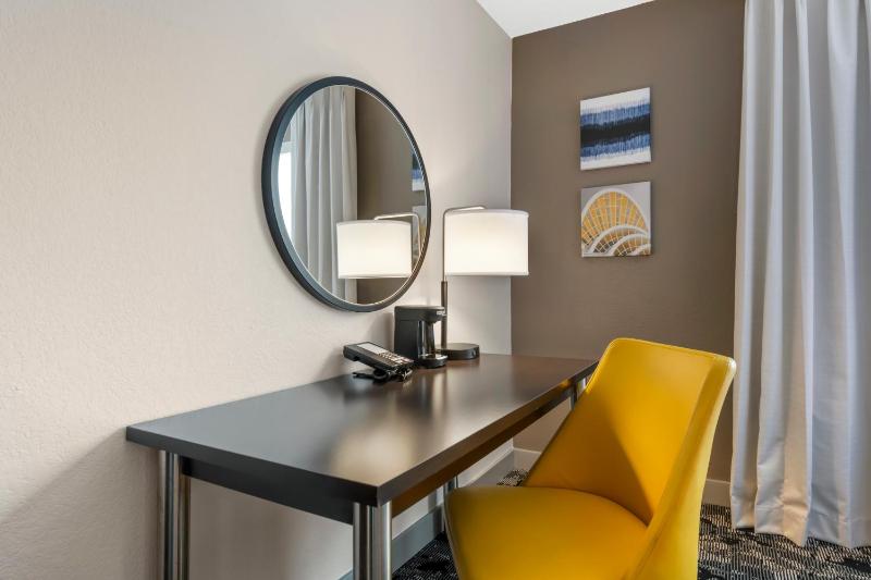 Queen Room with Two Queen Beds - Disability Access/Non-Smoking image 3