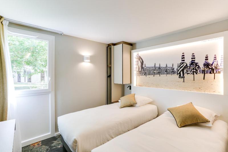 Twin Room image 4