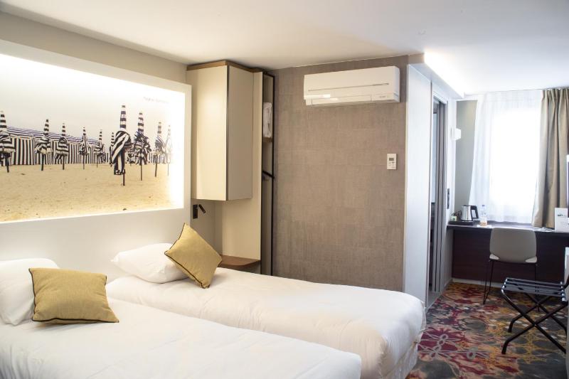 Twin Room image 3