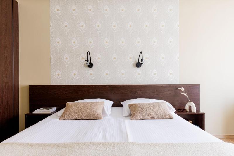 Superior King Room image 3