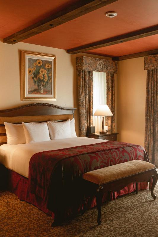 Main King Room with Garden View image 3