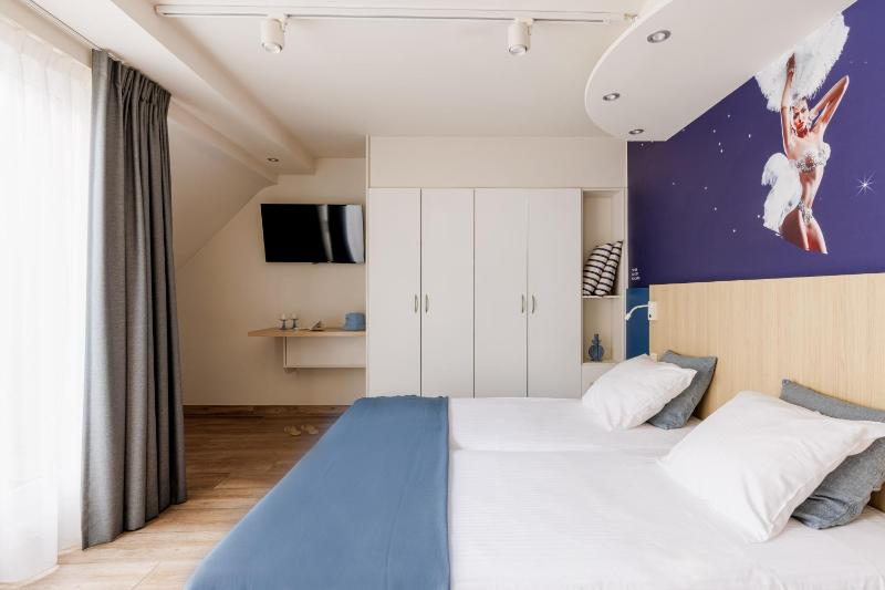 Twin Room with Balcony image 3