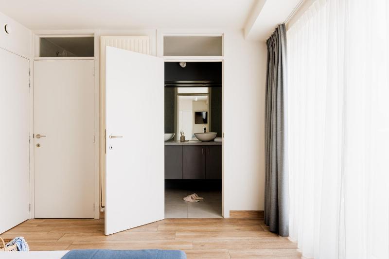 Twin Room with Balcony image 2