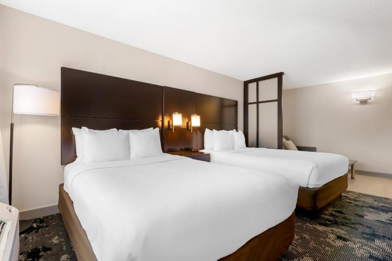 Queen Suite with Two Queen Beds and Sofa Bed - Non-Smoking image 2
