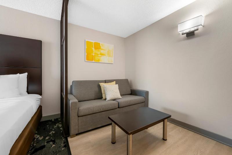 Queen Suite with Two Queen Beds and Sofa Bed - Non-Smoking image 3