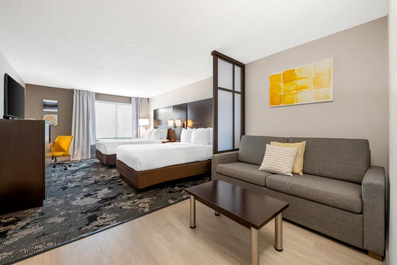 Queen Suite with Two Queen Beds and Sofa Bed - Non-Smoking image 4