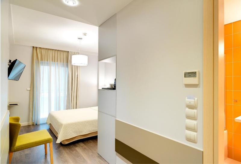 Superior Double Room with Balcony image 3