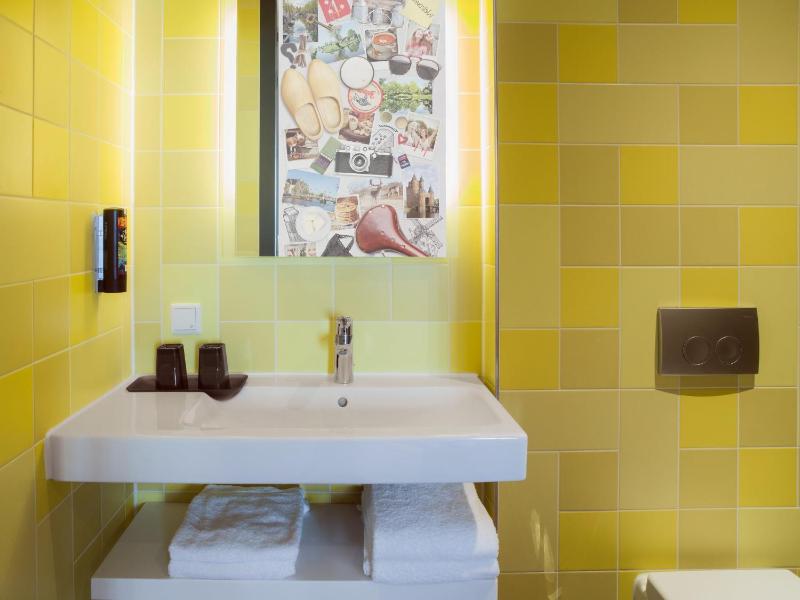 Premium Queen Room image 2