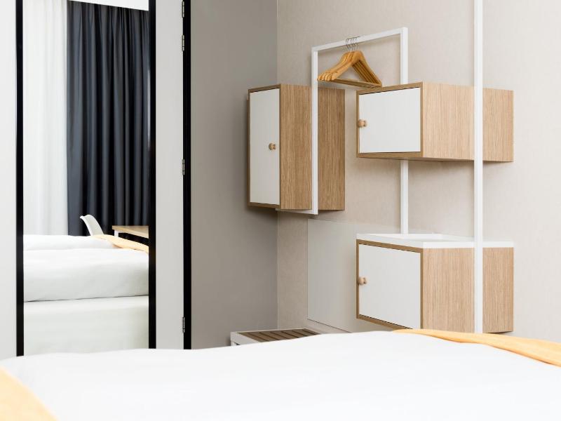 Standard Queen Room image 4