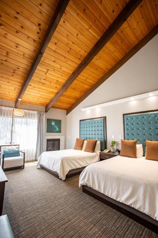 Deluxe Room with 2 queen beds image 4