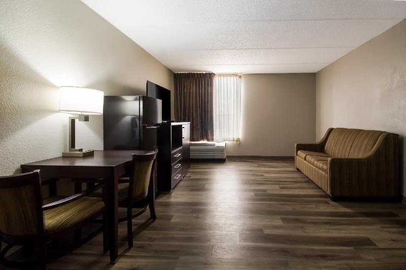 Queen Suite with Two Queen Beds and Sofa Bed - Non Smoking image 4